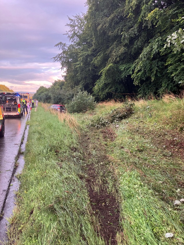 POL-BI: Unfall endet im Graben