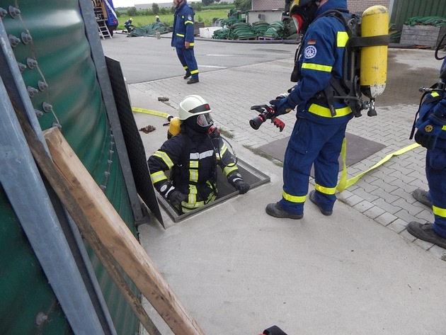FW-KLE: Entscheidungen in Sekunden - Freiwillige Feuerwehr Bedburg-Hau und THW Kleve trainieren den Ernstfall