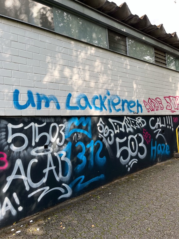 POL-RBK: Rösrath - Unbekannte beschmieren Schulgebäude mit Graffiti