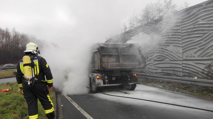 FW-GE: LKW-Brand auf Bundesautobahn 2