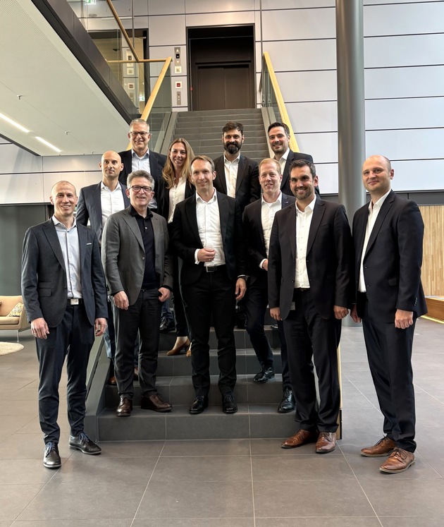 Strategischer Kooperationsvertrag: tesa &amp; ZEISS arbeiten an der Industrialisierung großflächiger Hologrammtechnologie / Partnerschaft als Grundstein für serienreife Verarbeitung holografischer Folien