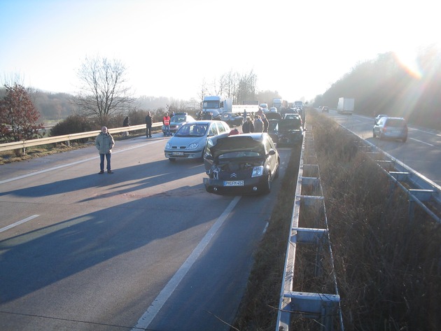 POL-HI: Unfallserie auf der BAB 7, 19 Unfallstellen mit 47 beteiligten Pkw und 2 Lkw, 8 Leichtverletzte, Vollsperrung im Bereich der AS Seesen - Rtg. Hannover, 18 km Rückstau