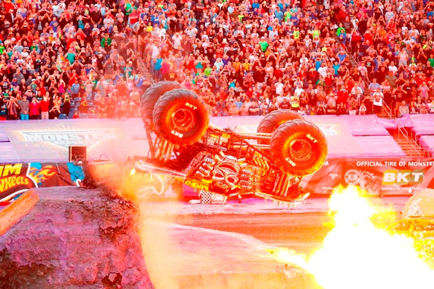 MONSTER JAM® - Die deutsche Stadionpremiere der US-Kult-Motorshow setzt Highlight mit spektakulärem Weltrekordversuch für zweifachen Rückwärtssalto im Monster Truck, geprüft vom &quot;REKORD-INSTITUT für Deutschland&quot; (RID)