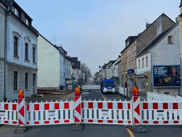 FW-GL: Räumung eines einsturzgefährdeten Hauses an der Odenthaler Straße in der Stadtmitte von Bergisch Gladbach