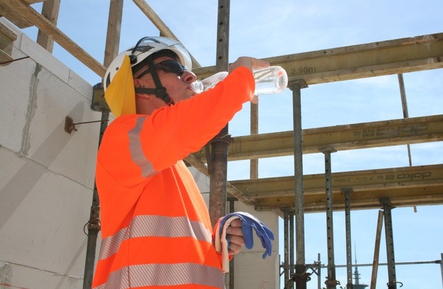 BG BAU Berufsgenossenschaft der Bauwirtschaft: BG BAU rät zur Vorsicht bei Hitze - Wer im Freien arbeitet, sollte sich schützen