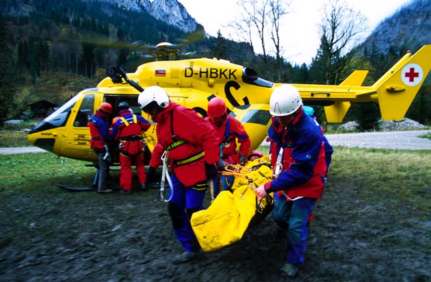 ADAC-Luftrettungsbilanz 2001 / 27 351 Mal kamen die Gelben Engel aus der Luft