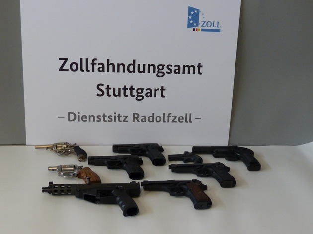 ZOLL-S: Gemeinsame Pressemitteilung der Staatsanwaltschaft Ellwangen und des Zollfahndungsamts Stuttgart - Zollfahnder entdecken Waffenarsenal