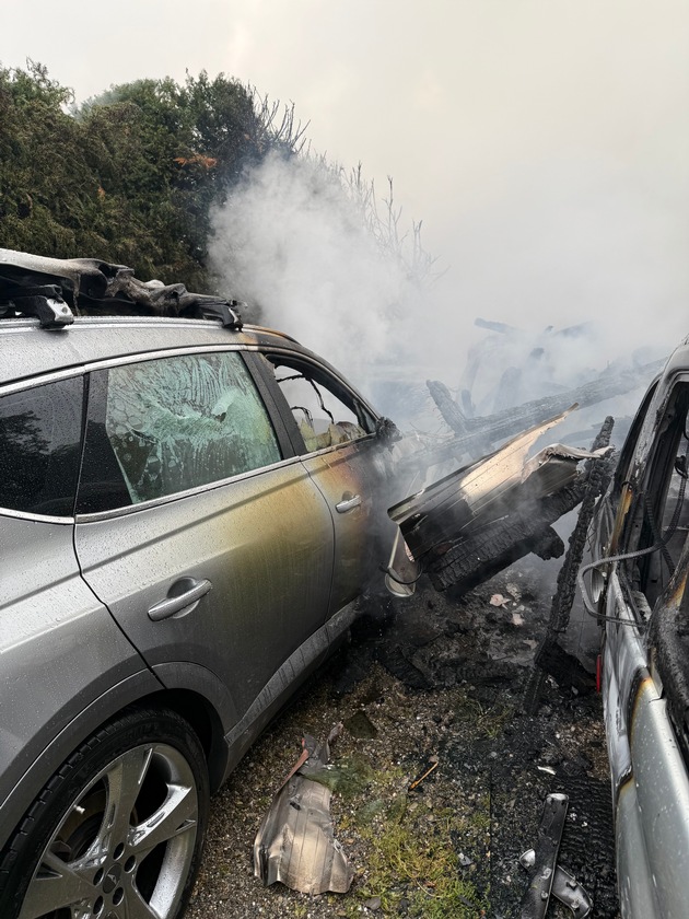 FW Überlingen: Landwirtschaftliche Scheune auf dem Haldenhof (Überlingen) in Vollbrand / Übergreifen der Flammen auf Gaststätte mit Fremdenzimmer verhindert / Keine Personen zu Schaden gekommen