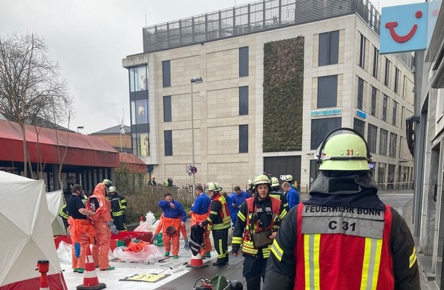 FW-BN: Gemeldeter Gefahrstoffaustritt nach Taschenfund im Maximiliancenter stellt sich als Fehlalarm heraus