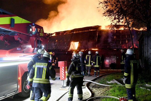 FW-RD: Landwirtschaftliches Gebäude in Flammen - Großer Einsatz in Mörel