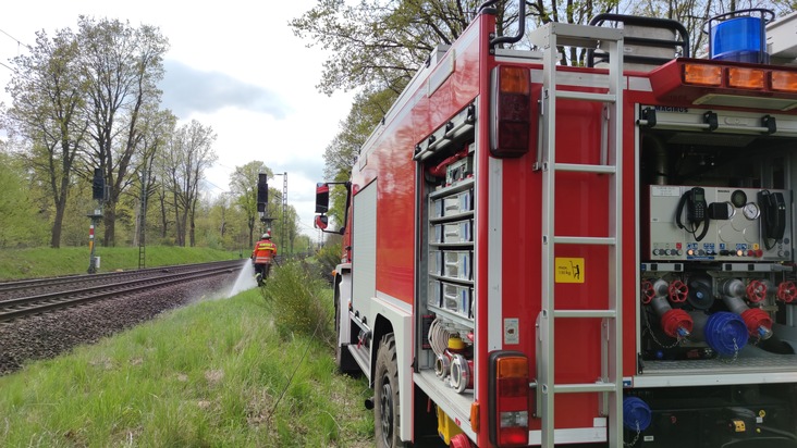 FW Celle: Böschungsbrand an der DB-Strecke zwischen Celle und Eschede - Feuerwehren im Großeinsatz!