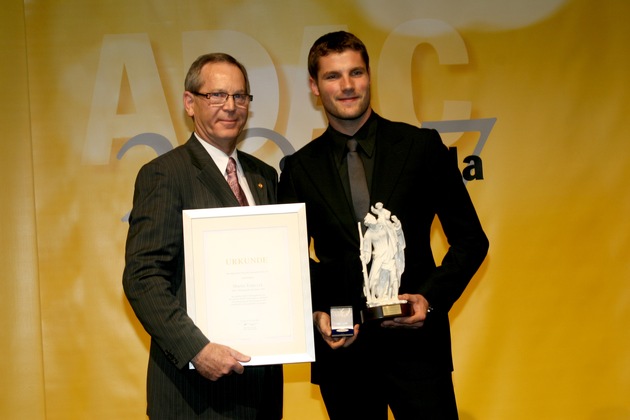 ADAC-Motorsportler des Jahres im &quot;Hangar 7&quot; geehrt / Martin Tomczyk und Luca Grünwald nahmen Trophäen entgegen / Adrian Sutil am Klavier und Rainhard Fendrich begeisterten das Publikum