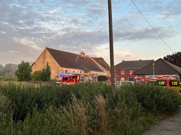 FW-DO: Scheunenbrand in Dortmund-Scharnhorst - Brandbekämpfung dauert derzeit noch an