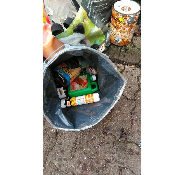 POL-SE: Pinneberg - Unzulässige Ablagerung von Farbdosen auf P&amp;R Parkplatz - Zeugen gesucht