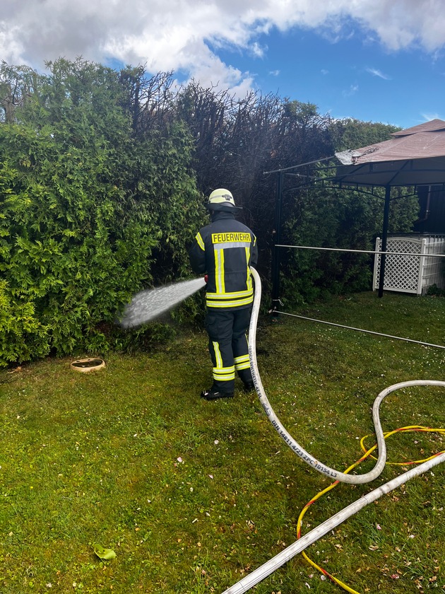 FW Ense: Brennt Hecke in Waltringen / Teer-Arbeiten lösen Feuer aus