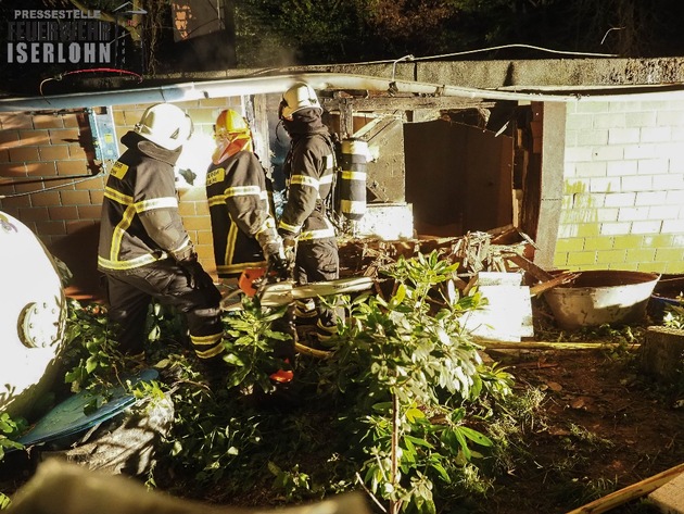 FW-MK: Schwelbrand im Gartenhaus