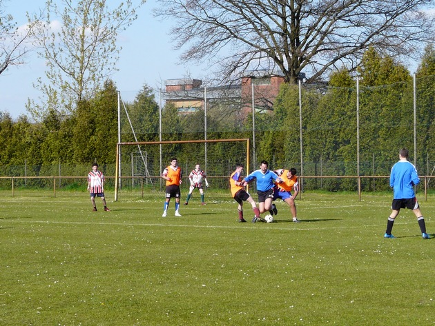 POL-WL: Fußballspiel Jugendzentrum gegen Polizeiauswahl/ Sport weicht Barrieren auf