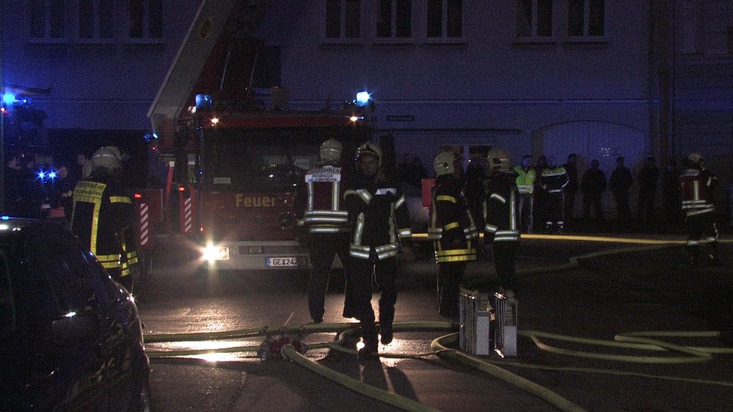 FW-GE: Feuer mit Menschenleben in Gefahr in Bulmke-Hülle- Brennt Dachstuhl in der Germanenstraße in voller Ausdehnung