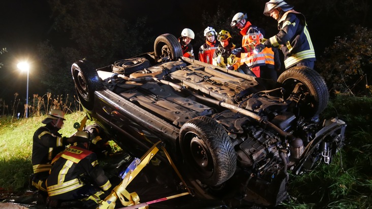 FW Celle: Einsatzübung Verkehrsunfall - Feuerwehr und Rettungsdienst üben in Celle