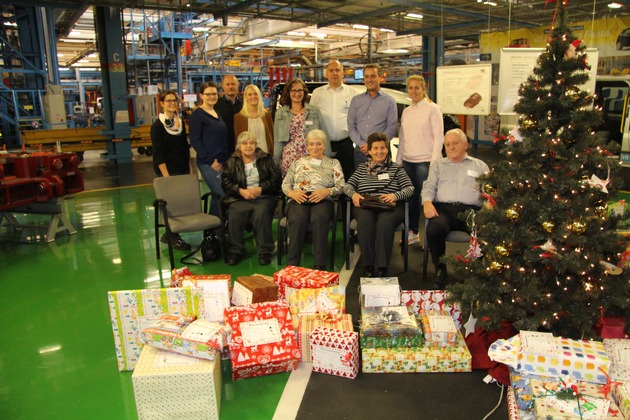 Ford-Beschäftigte versüßen vielen Kindern das Weihnachtsfest (FOTO)