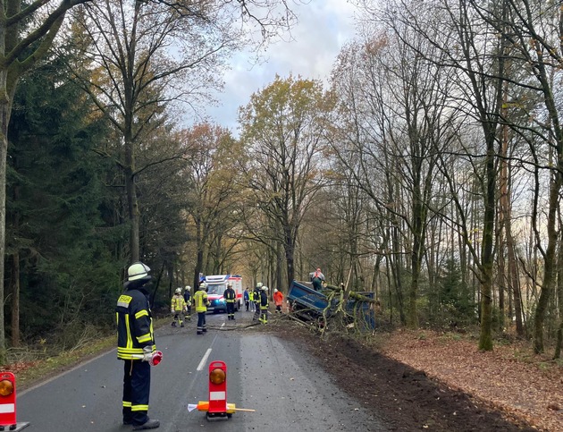 FW Südheide: LKW kommt von Straße ab und kippt um - Fahrer beleibt unverletzt
