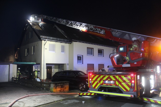 FF Bad Salzuflen: Feuer greift von Schuppen auf Dachstuhl über / 50 Einsatzkräfte bekämpfen einen Brand eines Mehrfamilienhauses am Adlerweg. Verletzt wird niemand