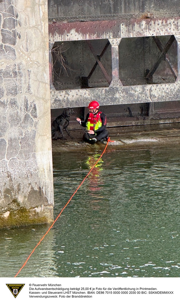 FW-M: Vier Pfoten auf Abwegen - Feuerwehr rettet Hund aus Isar (Oberf&ouml;hring)