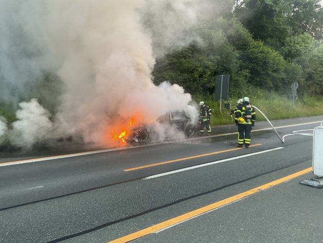 FW-DO: Brennender PKW auf der BAB A45 - Fehlende Rettungsgasse