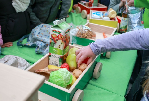 Grundschule Letzlingen startet Schulgarten-Projekt mit AOK / Gemäß dem Letzlinger Schulmotto: „Zusammen wachsen- Zusammenwachsen“ möchte die AOK Kindern Naturbewusstsein und nachhaltige Ernährung vermitteln
