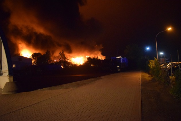 POL-NI: Industriehalle in Nienstädt niedergebrannt