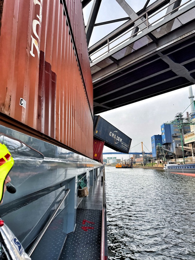 FW-NE: Containerschiff kollidiert mit Br&uuml;cke | Container st&uuml;rzen ins Wasser