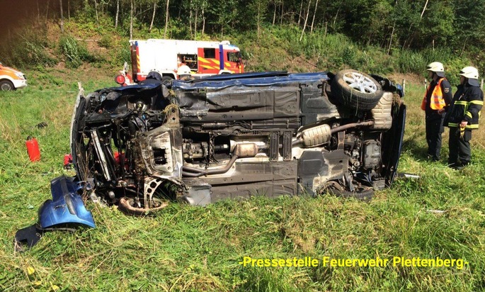 FW-PL: OT-Stadtmitte. Schwerer Verkehrsunfall auf der Kreisstraße 5. PKW vermutlich mehrfach überschlagen. Fahrer schwer verletzt.