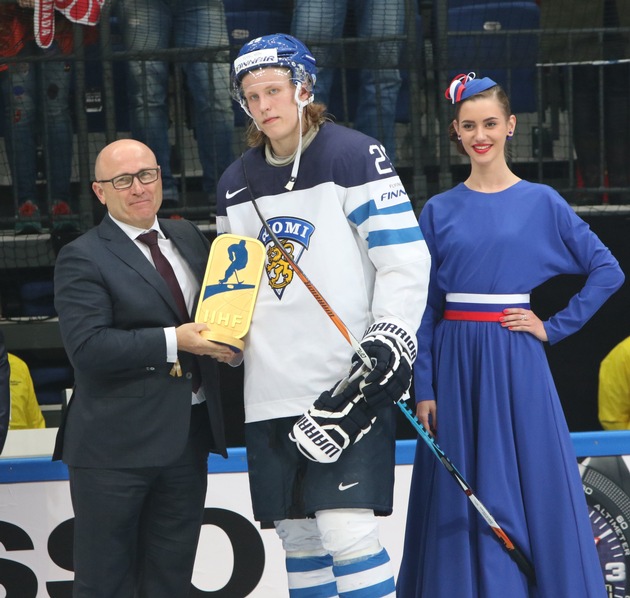 IIHF Eishockey-Weltmeisterschaft: SKODA Vorstandsvorsitzender Bernhard Maier zeichnet &#039;Most Valuable Player&#039; aus (FOTO)