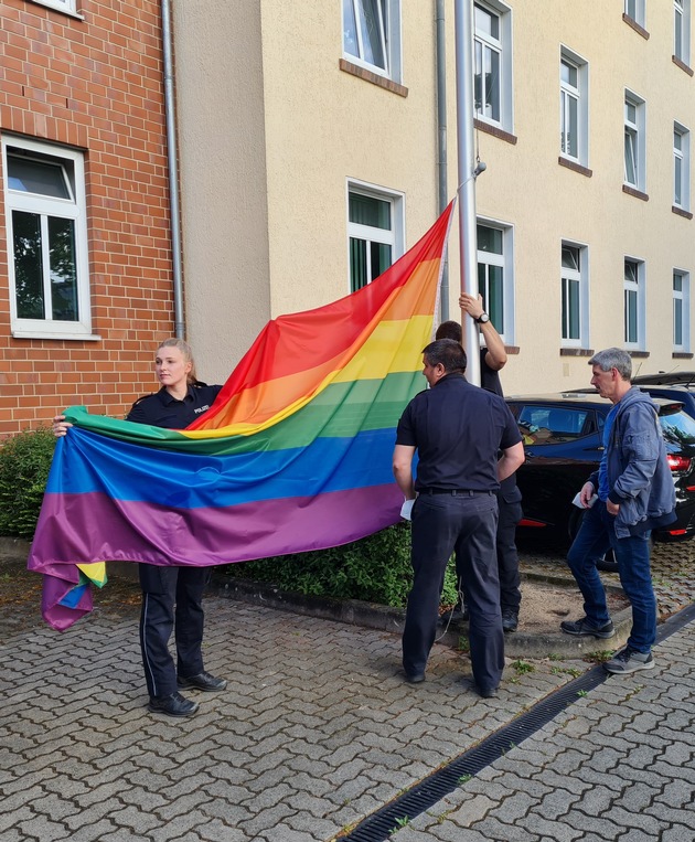 POL-NI: Landkreis - Polizei, Stadt und Landkreis zeigen Flagge gegen Homo-, Bi-, Inter- und Transphobie