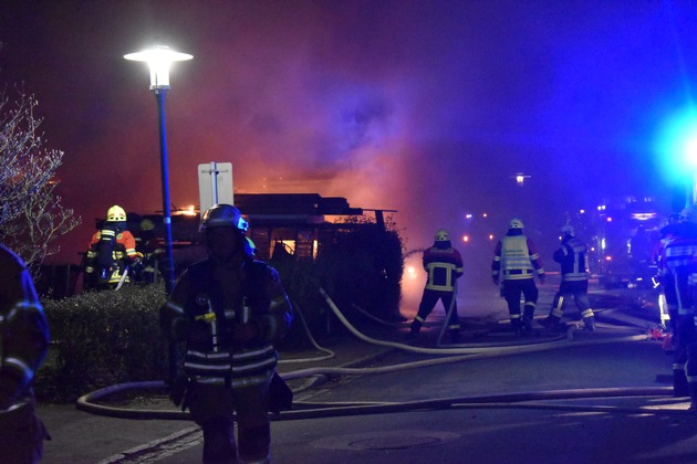 FW-SE: Feuer zerstört Carport