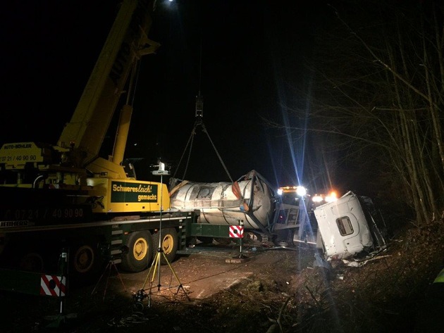 POL-PPRP: Alleinunfall eines Sattelzuges auf der B9