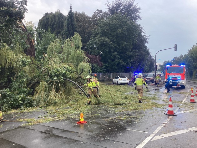 FW-GL: Fahrradfahrer in Bergisch Gladbach bei Gewitter von Baum begraben - durch Schutzengel nur leicht verletzt