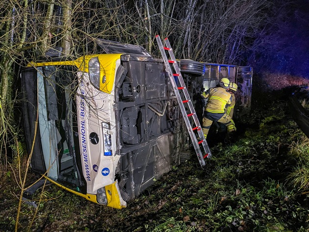 FW-E: Linienbus durchbricht Leitplanke - glücklicherweise nur zwei leicht verletzte Personen