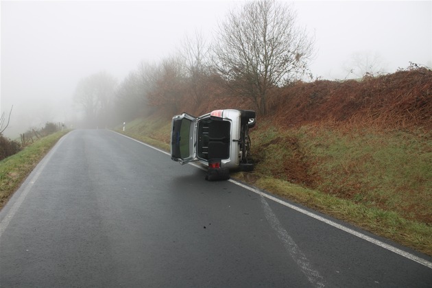 POL-SU: Verkehrsunfall im Begegnungsverkehr - Zwei Pkw landen im Graben