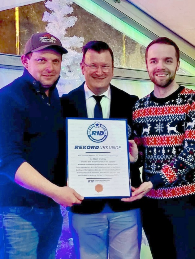 Waltrop holt Weltrekord aus Indien nach Deutschland &ndash;  4.812 Menschen formen riesige Weihnachtsbaum-Abbildung