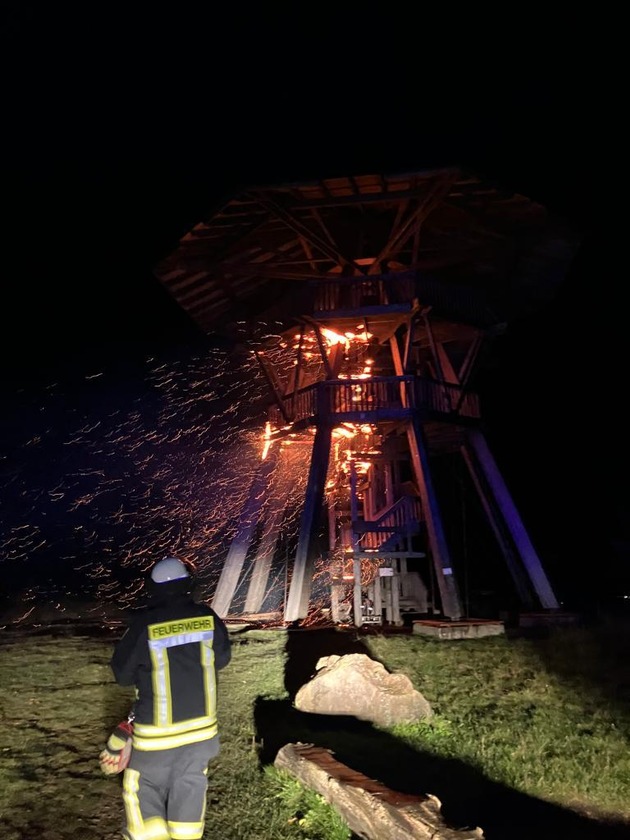 FW Horn-Bad Meinberg: Hölzerner Aussichtsturm -Eggeturm- durch Brand schwer beschädigt - eine Person noch auf Aussichtsplattform