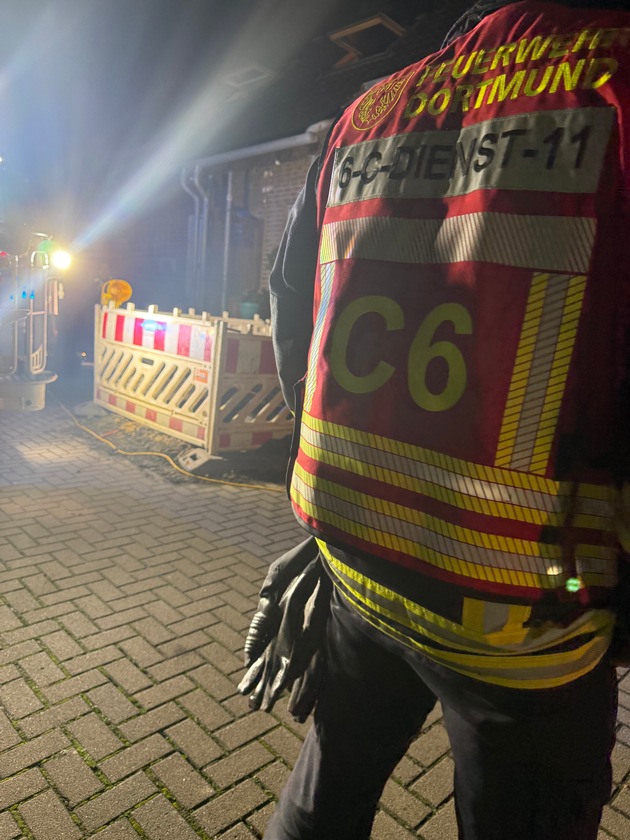 FW-DO: Brand in 2 Familienhaus - Haus vorübergehend unbewohnbar