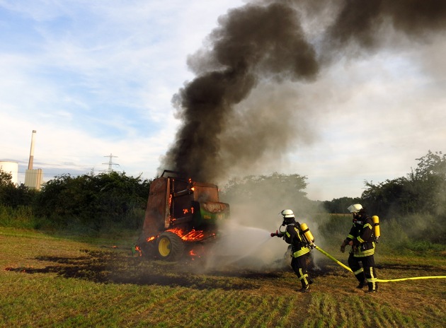 FW-WRN: Brand einer Heupresse auf einem Feld