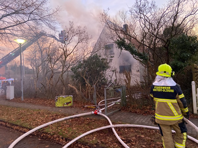 FW-SE: Leerstehendes Einfamilienhaus in Henstedt-Ulzburg brennt komplett aus