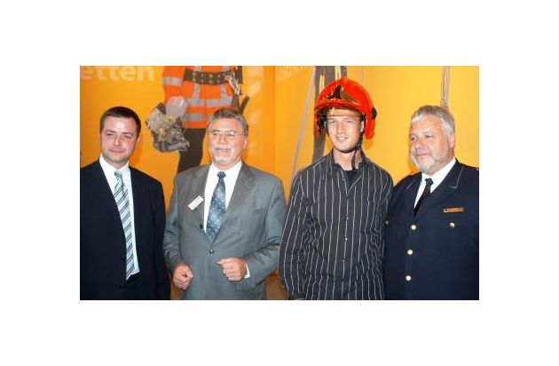 DFV: Fredi Bobic ist Botschafter der Feuerwehren
Präsident Hans-Peter Kröger würdigt Verdienste für die Feuerwehr