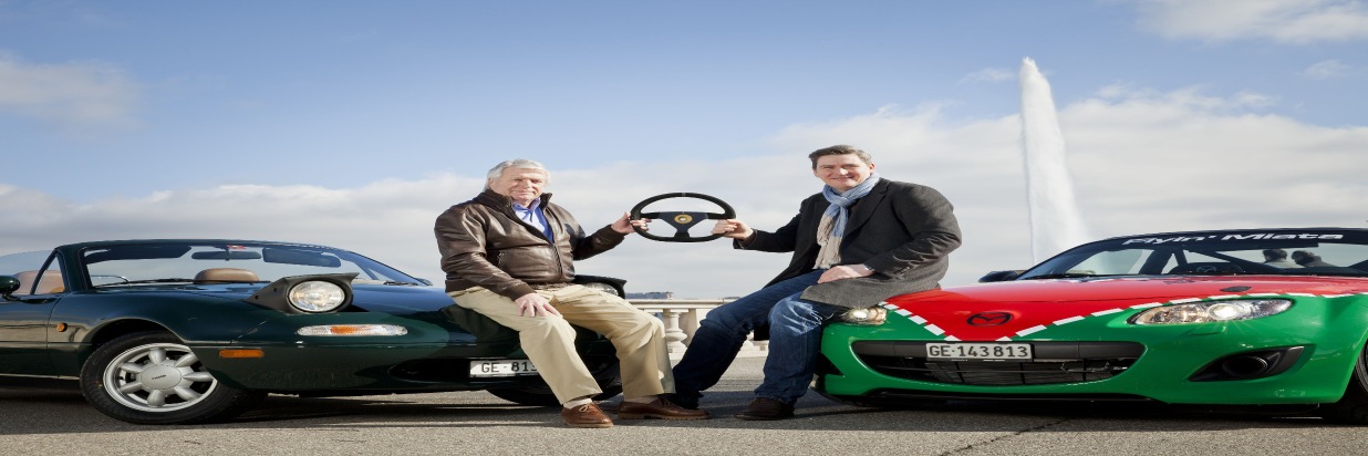 &quot;Fahrerwechsel&quot; bei Mazda (Suisse) SA / Generaldirektor  Alfred F. Gubser übergibt die Schlüssel zu Mazda (Suisse) SA an Nachfolger Damian Donnellan (BILD)