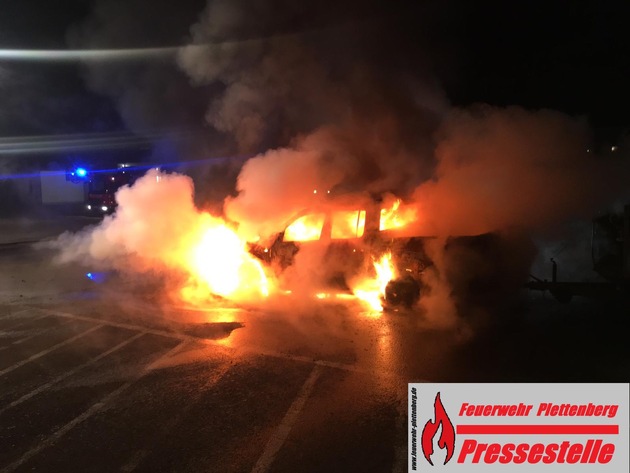 FW-PL: OT-Teindeln. Fahrzeuggespann brannte in der Nacht.