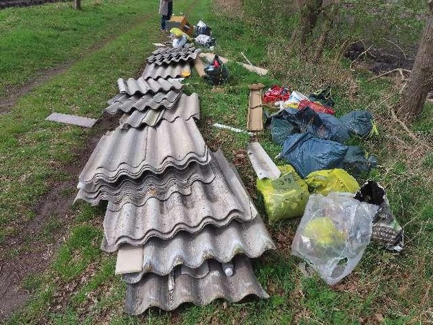 POL-STD: Unbekannter Autofahrer touchiert Verkaufswagen in Stader Innenstadt - Polizei sucht Zeugen, Erneuter Kupferdiebstahl in Jork, Unbekannte "entsorgen" Bauschutt auf Feldweg in Kranenburg
