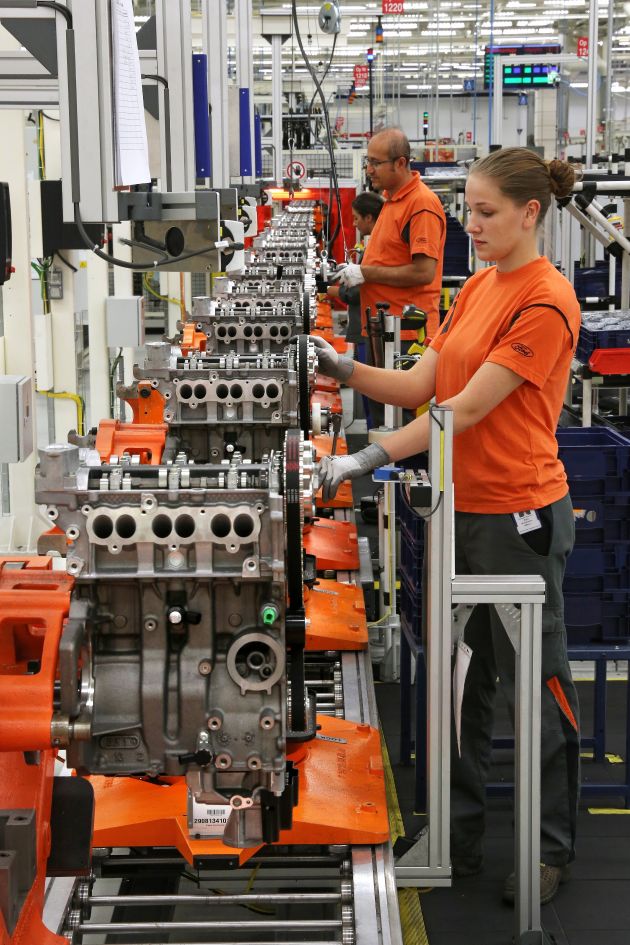 Ford fährt Produktion im Kölner Motorenwerk hoch: Preisgekrönter 1,0-Liter-EcoBoost-Motor wird nun in zwei Schichten gefertigt (BILD)