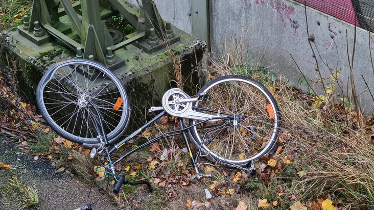 BPOL-HB: Damenrad in Bahnoberleitung geworfen